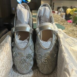 On trend silver ballet flats.!